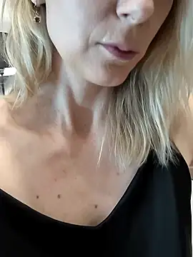 AvelinaLeoni online show from October 23, 2025, 8:35 am