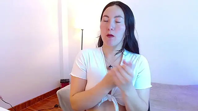 Elle Lee  online show from July 9, 2026, 3:11 pm