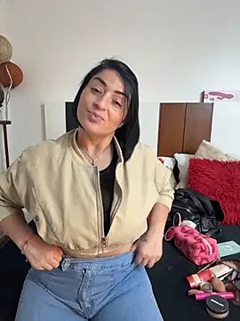 karenlennox1 online show from April 22, 2026, 1:45 am