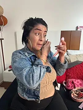 karenlennox1 online show from April 16, 2026, 1:06 am