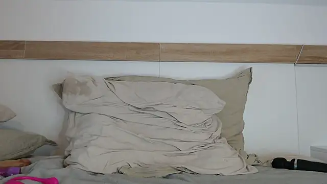 Xladycharme online show from October 15, 2025, 2:03 pm