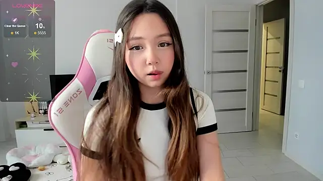 Snapshot of Fluffy_Rose chatting on May 13, 2026, 4:19 am Fluffy Rose online show from May 13, 2026, 4:19 am