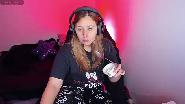 bonnie moon  online show from April 9, 2026, 11:22 pm