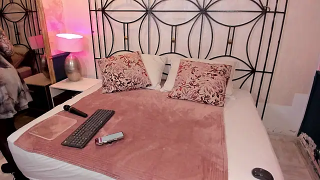 Paiige peach online show from November 19, 2025, 7:58 pm