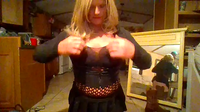 cumlovinsissy online show from April 3, 2026, 7:26 am