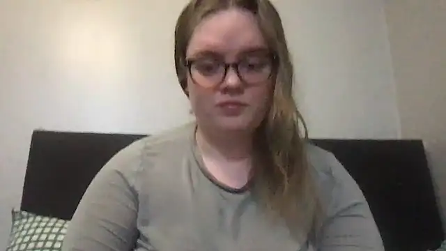 honeyyy24 online show from April 12, 2026, 3:15 pm