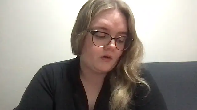 honeyyy24 online show from April 8, 2026, 9:16 pm