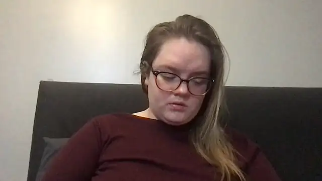 honeyyy24 online show from November 9, 2025, 3:49 pm