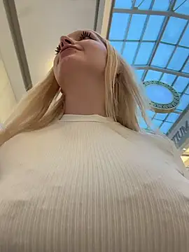 Snapshot of Milkyy_wway chatting on February 5, 2026, 7:37 am Milkyy wway online show from February 5, 2026, 7:37 am