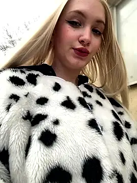 Snapshot of Milkyy_wway chatting on March 7, 2025, 7:41 am Milkyy wway online show from March 7, 2025, 7:41 am