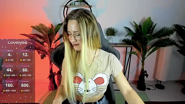 LadyIzabel online show from December 16, 2024, 9:03 am