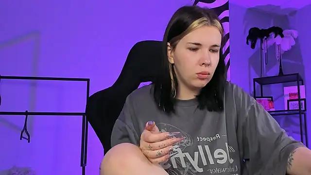 AliceSunday online show from November 7, 2025, 1:54 am