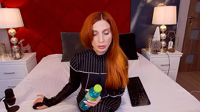 MinnieDrew online show from November 26, 2025, 8:09 pm