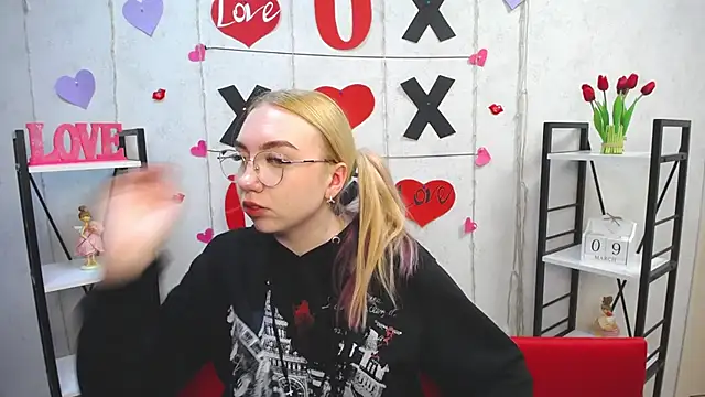 BeatriceFly online show from March 10, 2025, 12:38 pm