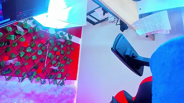 LilOwen  online show from October 31, 2025, 7:10 pm