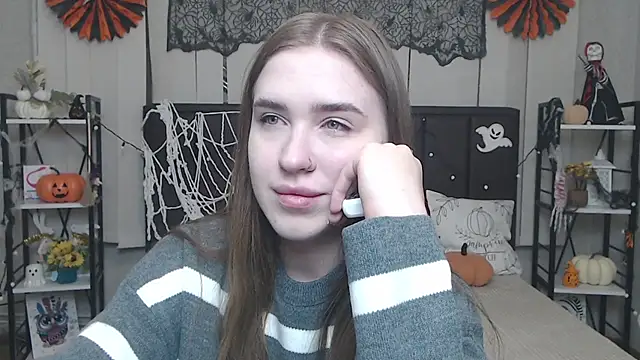 LauraHlot online show from November 3, 2025, 6:33 pm