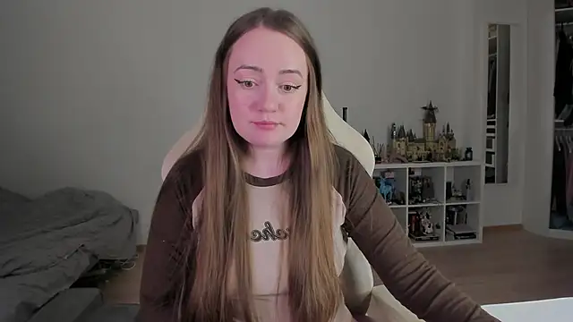 WalkingGirl online show from May 24, 2026, 8:42 pm