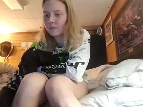 Snapshot of Ryan_and_Aurora chatting on January 7, 2026, 2:38 am Ryan and Aurora online show from January 7, 2026, 2:38 am