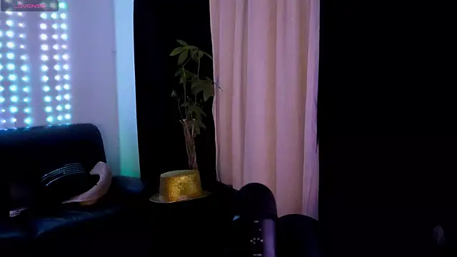 Snapshot of DamienSliick chatting on November 24, 2025, 8:36 am DamienSliick online show from November 24, 2025, 8:36 am