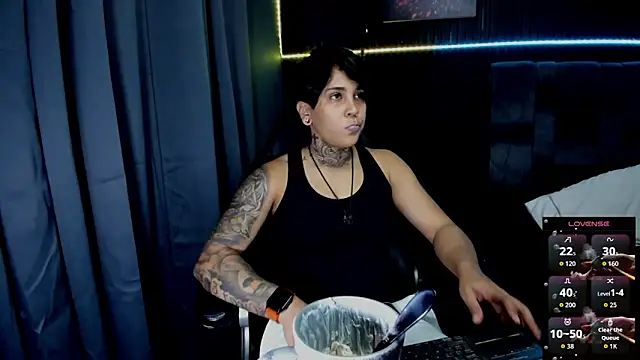 Snapshot of ZhoeStrong chatting on November 13, 2025, 9:30 pm ZhoeStrong online show from November 13, 2025, 9:30 pm