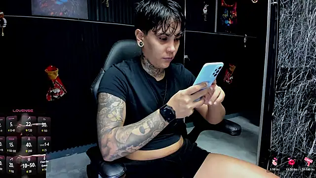 Snapshot of ZhoeStrong chatting on December 15, 2025, 10:37 pm ZhoeStrong online show from December 15, 2025, 10:37 pm