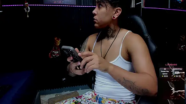 Snapshot of ZhoeStrong chatting on December 2, 2025, 10:22 pm ZhoeStrong online show from December 2, 2025, 10:22 pm