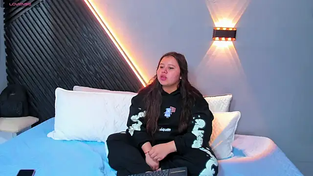 Laia and Aloby online show from April 17, 2026, 10:23 pm