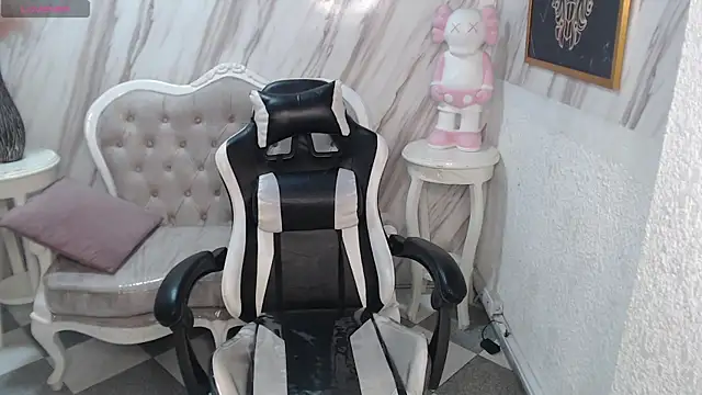 Snapshot of Violeth_b chatting on March 15, 2025, 12:45 pm Violeth b online show from March 15, 2025, 12:45 pm