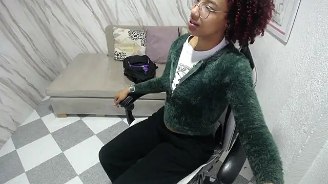 Snapshot of Violeth_b chatting on March 8, 2025, 12:41 pm Violeth b online show from March 8, 2025, 12:41 pm