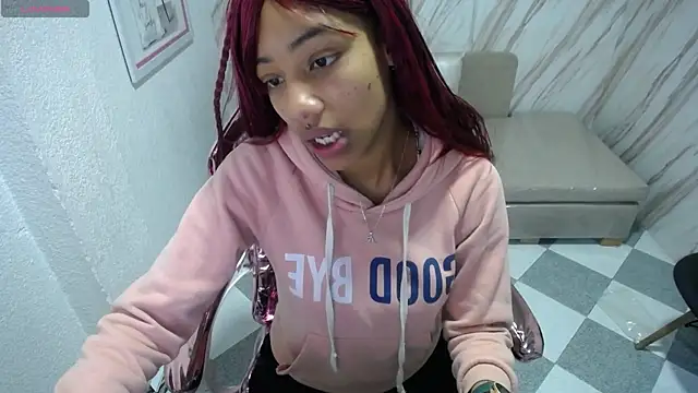 Snapshot of Violeth_b chatting on March 20, 2025, 12:43 pm Violeth b online show from March 20, 2025, 12:43 pm