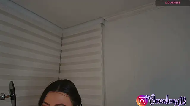 venusleroy  online show from October 24, 2025, 11:15 pm