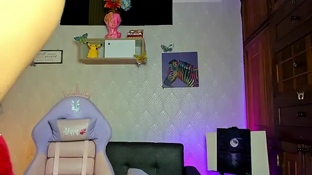 Alaia Love77 online show from November 14, 2025, 1:04 pm