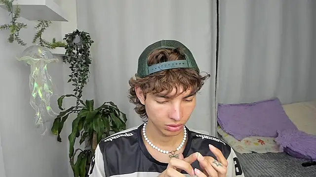 Snapshot of santy-kitty chatting on December 22, 2025, 12:44 am santy-kitty online show from December 22, 2025, 12:44 am