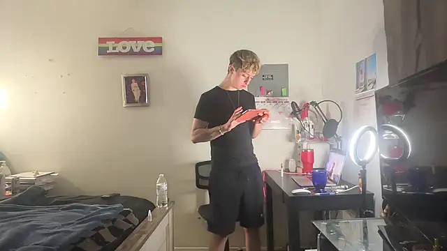 Snapshot of twentywithafelonyy chatting on March 7, 2025, 7:52 am twentywithafelonyy online show from March 7, 2025, 7:52 am