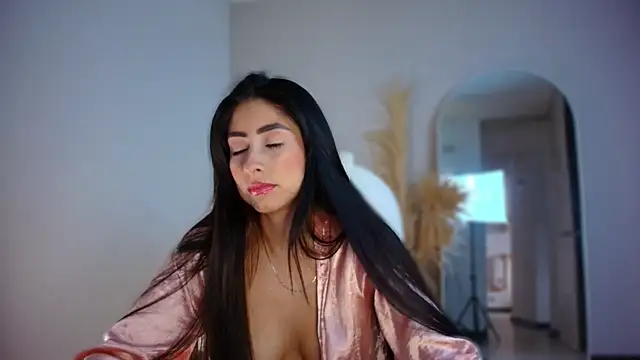 auroracaruso11 online show from November 19, 2025, 8:31 pm