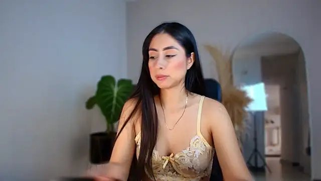 auroracaruso11 online show from December 3, 2025, 9:14 pm