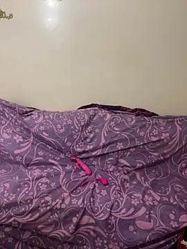 Layla-daloua online show from April 7, 2026, 10:44 pm