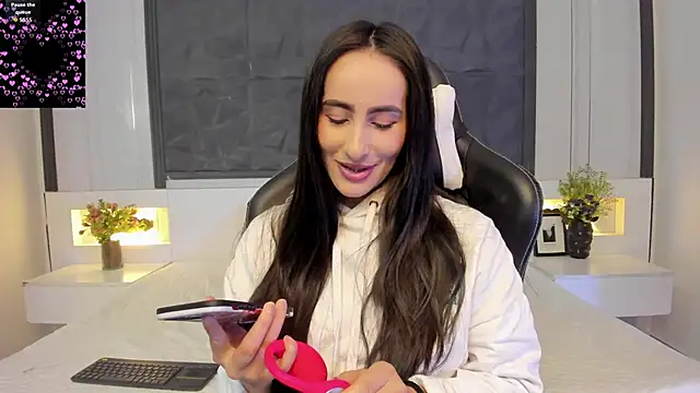 SaraGomez1 online show from December 21, 2025, 12:40 pm