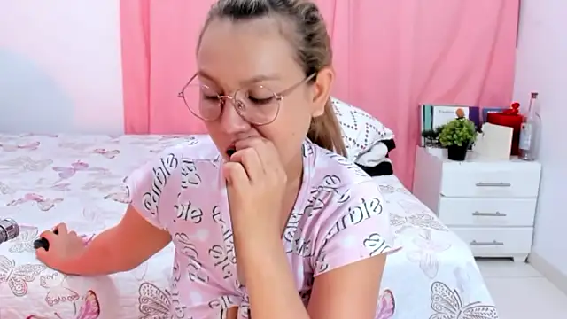 Annaraquel  online show from February 2, 2026, 9:47 pm