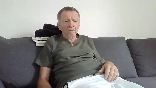 naturiste974 online show from June 4, 2026, 4:11 pm