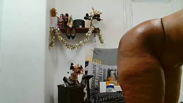 xTALLSEXYBUMx online show from November 4, 2025, 6:01 pm