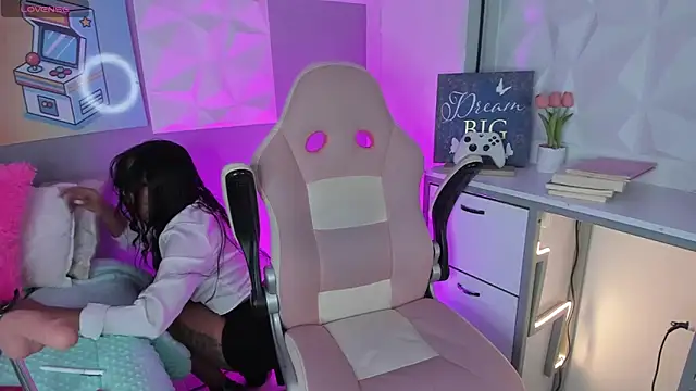 Amber villalobos  online show from March 28, 2026, 2:23 am