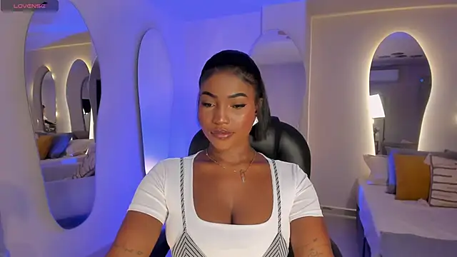 SavannahStorm online show from March 18, 2025, 1:01 pm