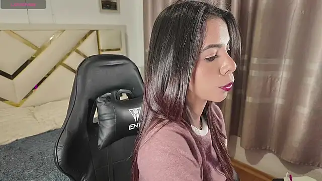 carolineamber  online show from April 23, 2026, 3:02 am