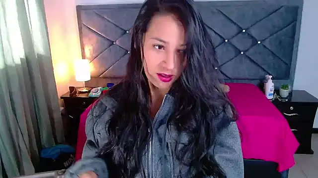 Julietacollins06 online show from September 10, 2025, 1:21 pm