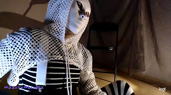 Snapshot of madcrumblepie chatting on December 18, 2024, 8:36 pm madcrumblepie online show from December 18, 2024, 8:36 pm