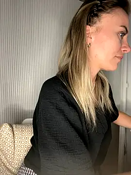 Snapshot of Milla__one chatting on October 19, 2025, 6:10 pm Milla one online show from October 19, 2025, 6:10 pm