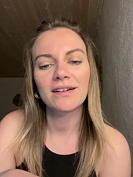 Snapshot of Milla__one chatting on March 4, 2025, 7:32 pm Milla one online show from March 4, 2025, 7:32 pm