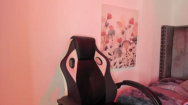 Alaia Cute online show from December 5, 2025, 3:05 am