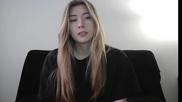 ErikaShyy online show from December 22, 2025, 10:37 am